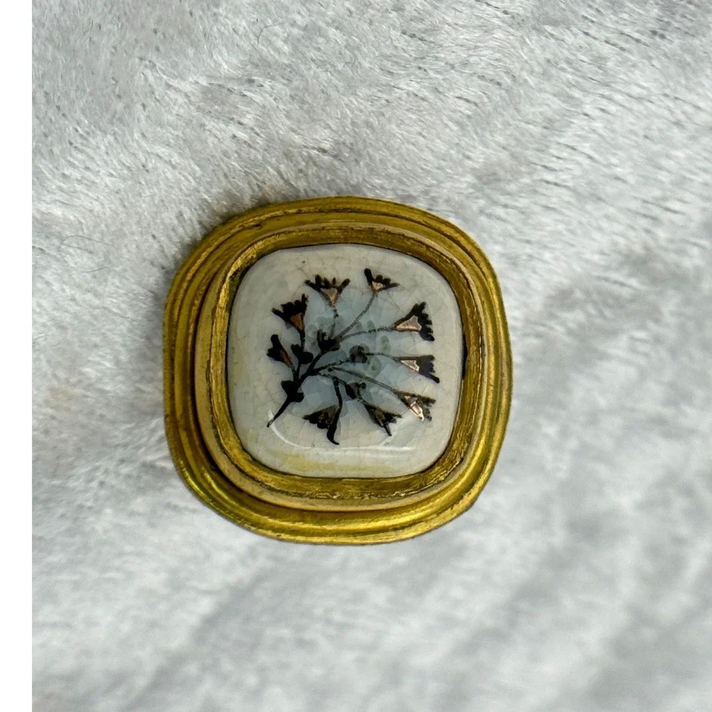 Vintage 1960s–70s White Enamel Floral Screw-Back‎ Earrings Gold Tone